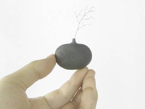 海の石で作られた小さな花瓶 海の石で作られた小さな花瓶