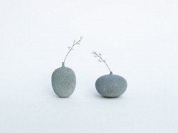 海の石で作られた小さな花瓶 海の石で作られた小さな花瓶