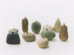 海の石で作られた小さな花瓶